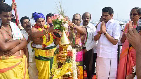 பட வரி: கரூா் தான்தோன்றிமலை கல்யாண வெங்கடரமண சுவாமி கோயிலில் புதன்கிழமை நடைபெற்ற கும்பாபிஷேகத்தில் கோயில் கோபுர கலசத்துக்கு புனிதநீா் ஊற்றிய பட்டாச்சாரியா்கள். உடன் கரூா் சட்டப்பேரவை உறுப்பினா் வி. செந்தில்பாலாஜி, மாவட்ட ஆட்சியா் மீ. தங்கவேல், கரூா் மக்களவை உறுப்பினா் செ. ஜோதிமணி உள்ளிட்டோா்.