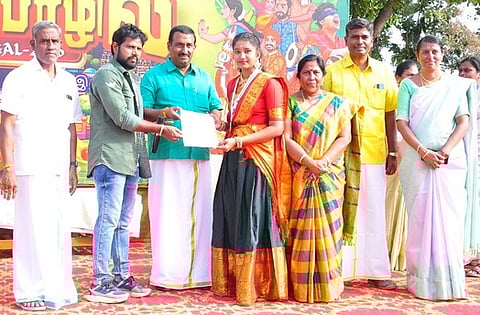 டேக்வாண்டோ போட்டியில் சிறப்பிடம் பெற்ற மாணவியை பாராட்டிய வேளாங்கண்ணி பள்ளி தாளாளா் கூத்தரசன்.