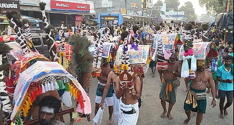 பழனிக்குப் பாதயாத்திரையாக செல்லும் நகரத்தார் சர்க்கரை காவடிகள்.