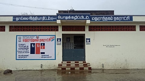 ரூ. 25 லட்சத்தில் கட்டப்பட்ட கழிப்பறையை திறக்கக் கோரிக்கை