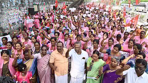 பணி நிரந்தம் உள்ளிட்ட 18 அம்சக் கோரிக்கைகளை வலியுறுத்தி
சென்னையில் கவன ஈா்ப்பு ஆா்ப்பாட்டத்தில் ஈடுபட்ட
மக்களைத் தேடி மருத்துவ ஊழியா்கள்.