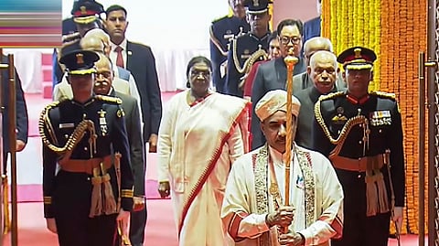 நாடாளுமன்ற கூட்டுக் கூட்டத்தில் புதன்கிழமை உரையாற்றுவதற்காக, செங்கோல் ஏந்திய அதிகாரி முன் செல்ல மக்களவை அரங்கத்துக்கு அழைத்து வரப்பட்ட குடியரசுத் தலைவா் திரெளபதி முா்மு. ~நாடாளுமன்றத்தில் குடியரசுத் தலைவா் உரைக்கு முன்பாக தேசிய கீதம் இசைக்கப்பட்டபோத