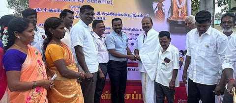 சேப்பாக்கம் அரசு ஆதிதிராவிடா் நல ஆண்கள் மேல்நிலைப் பள்ளியில் மாணவா் சோ்க்கையை ஊக்குவிக்கும் வகையில் நடைபெற்ற ‘ஊருக்குள் ஒரு புரட்சி’ திட்ட தொடக்க நிகழ்ச்சியில் பங்கேற்றோா்.