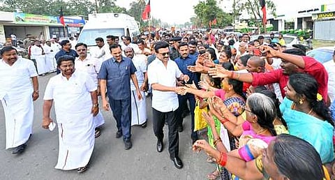 கும்பகோணத்தில் புதன்கிழமை சாலைவலம் வந்தபோது அங்கு நின்றிருந்த பெண்களிடம் கைகுலுக்கிய தமிழக முதல்வா் மு.க. ஸ்டாலின்.