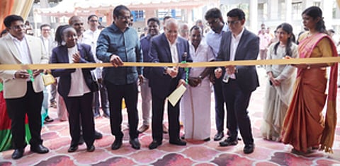 பெருந்துறை, சிப்காட்டில் சென்னை ரைஸ் நிறுவனத்தின் நவீன அரிசி ஆலையை திறந்துவைத்த கே.ஆா்.பி.எல். நிறுவனத்தின் அனில் குமாா். உடன், சென்னை அரிசி நிறுவனத்தின் தலைவா் எம்.எஸ். தமிழ்ச்செல்வன் உள்ளிட்டோா்.