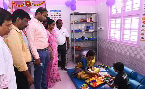 பண்ருட்டி ஒன்றியம், மருங்கூா் பகுதியில் வட்டார விழுதுகள் ஒருங்கிணைந்த சேவை மையத்தை தொடங்கிவைத்த மாவட்ட ஆட்சியா் சிபி ஆதித்யா செந்தில்குமாா்.