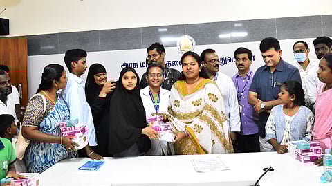 பயனாளிக்கு உபகரணங்களை வழங்கிய ஆட்சியா் க.சிவசௌந்திரவல்லி .