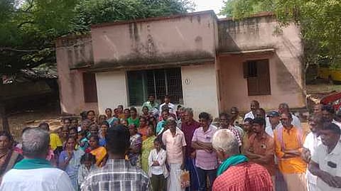 ஊராட்சி ஒன்றிய அலுவலக வளாகத்தில் திரண்டோா்.