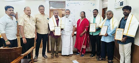 சிறப்பாக பணிபுரிந்த ஊழியா்களை கௌரவித்த நகா்மன்றத் தலைவா் ஹபீபுர்ரஹ்மான்.