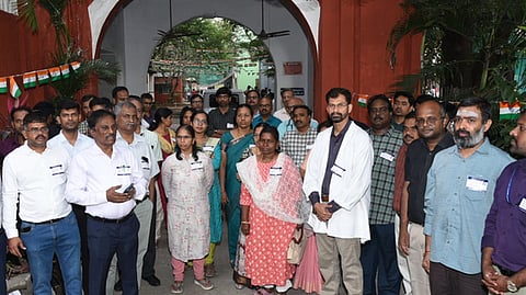 உண்ணாவிரதப் போராட்டத்தை தொடங்கிய அரசு மருத்துவா்கள்