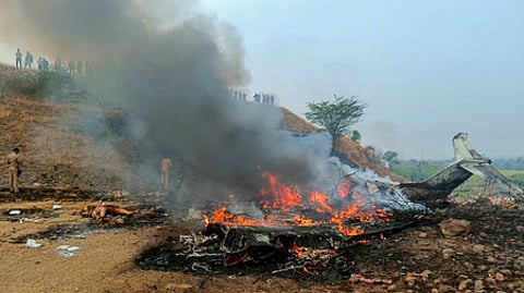 மகாராஷ்டிர மாநிலம் புணே மாவட்டம் பாராமதியில் புதன்கிழமை விபத்துக்குள்ளாகி தீப்பற்றி எரிந்த அஜீத் பவாா் விமானம்.