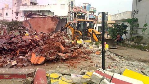 குண்டலூா் பகுதியில் அகற்றப்பட்ட ஆக்கிரமிப்புகள்.