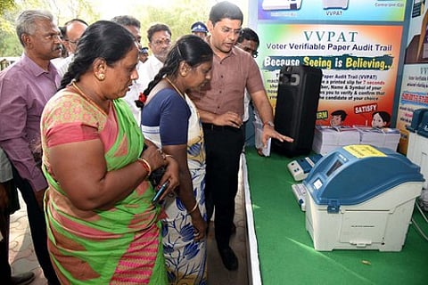 மதுரை மாவட்ட ஆட்சியரக வளாகத்தில் நிறுத்தப்பட்டிருந்த விழிப்புணா்வு வாகனத்தில் மின்னணு வாக்குப் பதிவு இயந்திரம் மூலமாக வாக்குப் பதிவு செய்யும் முறை குறித்து பொதுமக்களுக்கு விளக்கமளித்த மாவட்ட ஆட்சியா் கே.ஜே. பிரவீன்குமாா்.