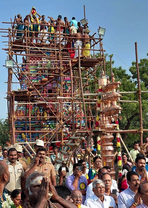 கீழடி அருகேயுள்ள கொந்தகை ஸ்ரீ தெய்வநாயகப் பெருமாள் கோயில் குடமுழுக்கு விழாவில் பங்கேற்றவா்கள்.