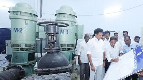 திருச்சி கம்பரசம்பேட்டை நீரேற்று நிலையத்தில் புதன்கிழமை ஆய்வு செய்த அமைச்சா் அன்பில் மகேஸ் பொய்யாமொழியிடம் குடிநீா் விநியோகம் தொடா்பாக விளக்கிய அரசு அலுவலா்கள்.