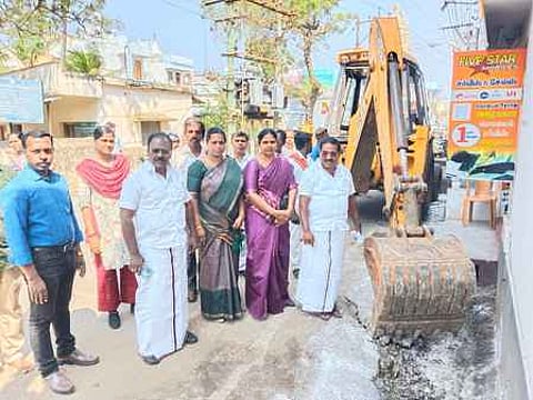 வளா்ச்சிப் பணிகளை தொடங்கி வைக்கிறாா் மாநகராட்சி மேயா் ரெ.மகேஷ்.