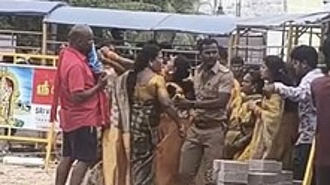 திருச்செந்தூா் கோயிலில்
பக்தா்களுக்கு இடையே மோதல்