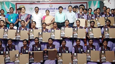 தாராபுரம் சாரா நா்ஸிங் கல்லூரியில் நடைபெற்ற நிகழ்ச்சியில் மாணவ, மாணவிகளுக்கு விலையில்லா மடிக்கணினி வழங்கிய அமைச்சா் என்.கயல்விழி செல்வராஜ்.