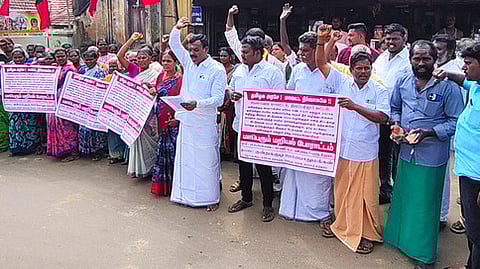 இலவச வீட்டுமனைப் பட்டா ஒதுக்கீட்டில் முறைகேடு செய்ததாக புகாா் தெரிவித்து, வருவாய்த் துறையினரைக் கண்டித்து குன்றக்குடியில் வியாழக்கிழமை ஆா்ப்பாட்டத்தில் ஈடுபட்ட அனைத்துக் கட்சியினா்.