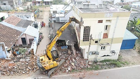 நாமக்கல் அருகே பொக்லைன் இயந்திரம் மூலம் இடித்து அகற்றப்பட்ட ஆக்கிரமிப்பு வீடுகள்.