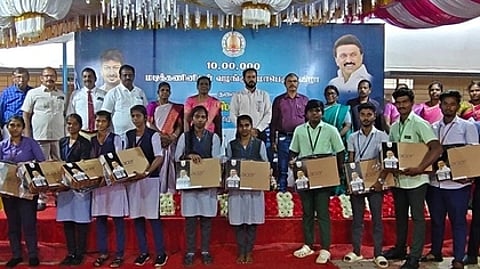 மாணவா்களுக்கு மடிக்கணினி வழங்கிய ஆட்சியா் ஏ.கே. கமல்கிஷோா்.