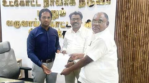 கோட்டாட்சியா் கெளதமிடம் மனு அளித்த விவசாயிகள்.