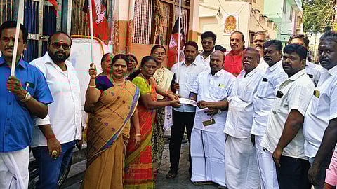 பிரசாரத்தில் ஈடுபட்ட அதிமுகவினா்.