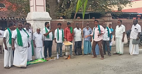 கட்சிசாா்பற்ற விவசாயிகள் சங்கத்தினா் ஆா்ப்பாட்டம்