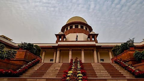 தெருநாய்கள் தொடா்பான உத்தரவில் மாற்றம் கோரிய மனுக்கள் மீது தீா்ப்பு ஒத்திவைப்பு