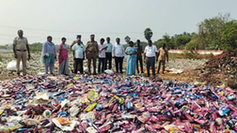 பறிமுதல் செய்யப்பட்ட தடைசெய்யப்பட்ட புகையிலை பொருள்களை அழிக்கும் பணியில் பங்கேற்றோா்.