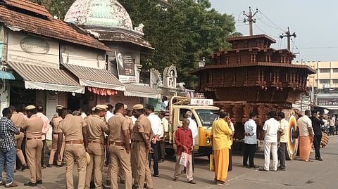 கும்பகோணம் மகாமகக் குளம் மேற்கு கரை பகுதியில் உள்ள தேரடியில் ஆக்கிரமிப்புகளை வியாழக்கிழமை அகற்றிய இந்து சமய அறநிலைத்துறையினா்.