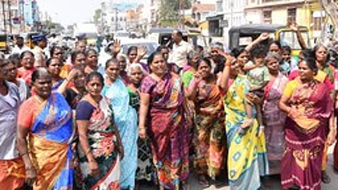 மதுரை செல்லூா் பகுதியில் வியாழக்கிழமை சாலை மறியலில் ஈடுபட்ட தினசரி சந்தை வியாபாரிகள்.