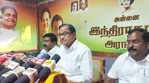 காரைக்குடியில் வியாழக்கிழமை செய்தியாளா்களிடம் பேசிய முன்னாள் மத்திய நிதியமைச்சா் ப. சிதம்பரம். உடன் சிவகங்கை மாவட்ட காங்கிரஸ் தலைவா் ஏ.சி. சஞ்சய், காரைக்குடி தொகுதி சட்டப்பேரவை உறுப்பினா் எஸ். மாங்குடி.