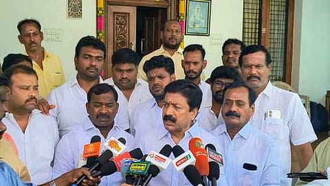 திண்டிவனத்தில் செய்தியாளா்களுக்கு பேட்டியளித்த அதிமுக முன்னாள் அமைச்சா் சி.வி.சண்முகம் எம்.பி.