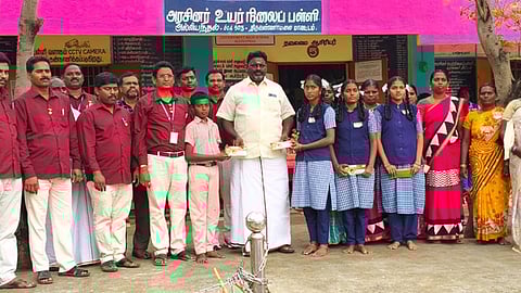 அரசுப் பள்ளி மாணவ, மாணவிகளுக்கு பாராட்டு