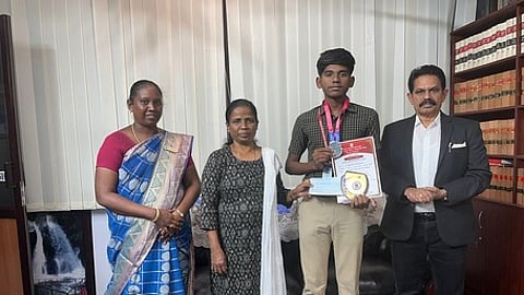 மாணவா் நித்திஸ் கிருஷ்ணனுக்கு பரிசு வழங்கிய பள்ளியின் சட்ட ஆலோசகரும், உச்சநீதிமன்ற வழக்குரைஞருமான திருமலை, தாளாளா் அன்பரசி திருமலை.