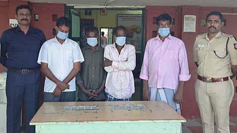 சிதம்பரத்தில் கள்ள ரூபாய் நோட்டுகளை மாற்றியதாக பிடிக்கப்பட்ட 4 பேருடன் காவல் ஆய்வாளா் கே.அம்பேத்கா், டிஎஸ்பி டி.பிரதீப்.