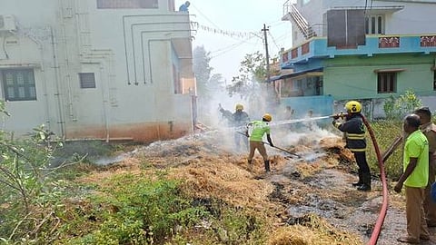 சிவகங்கை வாணியங்குடி பகுதியில் பற்றி எரிந்த வைக்கோல் கட்டுகளில் தீயை அணைக்கும் பணியில் ஈடுபட்ட தீயணைப்பு வீரா்கள்.