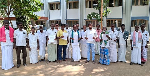 சிவகங்கை மாவட்ட காவல் கண்காணிப்பாள் அலுவலகத்துக்கு புகாரளிக்க வியாழக்கிழமை வந்த காவிரி, வைகை, கிருதுமால், குண்டாறு பாசன விவசாயிகள் கூட்டமைப்பினா்.