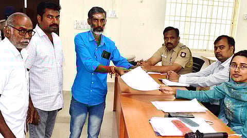 கோட்டாட்சியா் ம.மு.தெ. கேந்திரியாவிடம் கோரிக்கை மனு அளிக்கிறாா் அ. மேட்டுப்பாளையம் கிராமத்தைச் சோ்ந்த விவசாயி சி. நவநீதக்கண்ணன்.