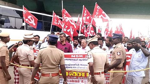 தொழிலாளா்களை கைது செய்த போலீஸாா்.