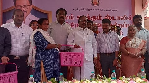 சிறப்பு மருத்துவ முகாமில் கா்ப்பிணிகளுக்கு ஊட்டச்சத்துப் பெட்டகம்