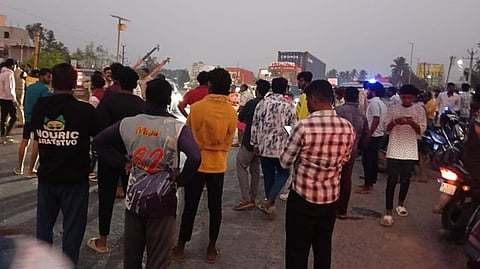 சூளகிரியில் சாலை மறியலில் ஈடுபட்ட பொதுமக்கள்.