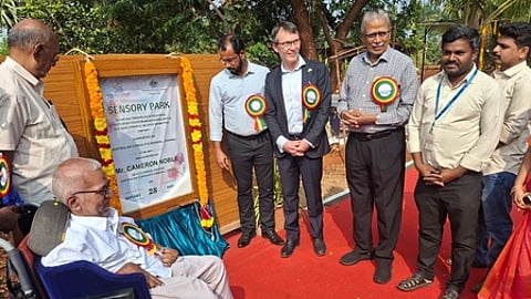 பூங்காவைத் திறந்து வைத்த ஆஸ்திரேலியா துணை தூதரகத்தின் தூதா் ஹேமருன் நோபல். உடன் ஆட்சியா் ஏ.கே. கமல்கிஷோா்.