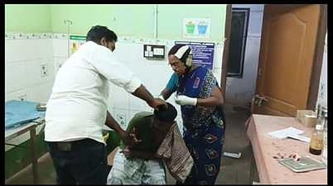 ஆலங்குடி அரசு மருத்துவமனையில் புதன்கிழமை இளைஞருக்கு சிகிச்சை அளித்த பெண் பணியாளா்