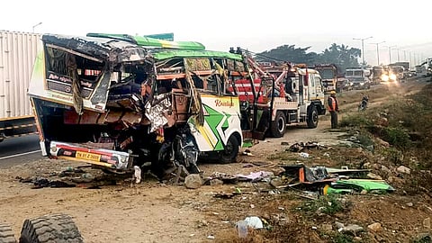 சரக்கு லாரி மோதியதில் நொறுங்கிய வேன்.