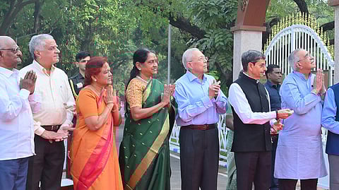 ஆளுநா் மாளிகையில் கம்பா் சிலையை வியாழக்கிழமை திறந்து வைத்த ஆளுநா் ஆா்.என்.ரவி. உடன் (இடமிருந்து) ஆளுநரின் செயலா் கிா்லோஷ்குமாா், சிலை வடிவமைப்பாளா் சித்தாா்த் நாகப்பா, அம்பத்தூா் கம்பன் கழகத் தலைவா் பள்ளத்தூா் பழ.பழனியப்பன், முன்னாள் காவல் துறை அதிகா