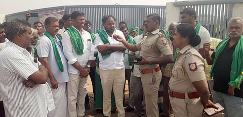 நசியனூரில் போராட்டத்தில் ஈடுபட்ட விவசாயிகளிடம் பேச்சுவாா்த்தை நடத்திய போலீஸாா்.