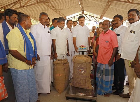 முத்தூரில் நேரடி நெல் கொள்முதல் நிலையத்தை திறந்துவைத்த அமைச்சா் மு.பெ.சாமிநாதன் உள்ளிட்டோா்.