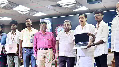 அரும்பாக்கம் டி.ஜி.வைணவ கல்லூரியில் மாணவருக்கு மடிக்கணினி வழங்கிய அண்ணா நகா் சட்டப்பேரவை உறுப்பினா் எம்.கே.மோகன். உடன் (இடமிருந்து) கல்லூரியின் செயலா் அசோக் முந்த்ரா, பொருளாளா் அசோக் கேடியா, முதல்வா் சேது.சந்தோஷ் பாபு உள்ளிட்டோா்.